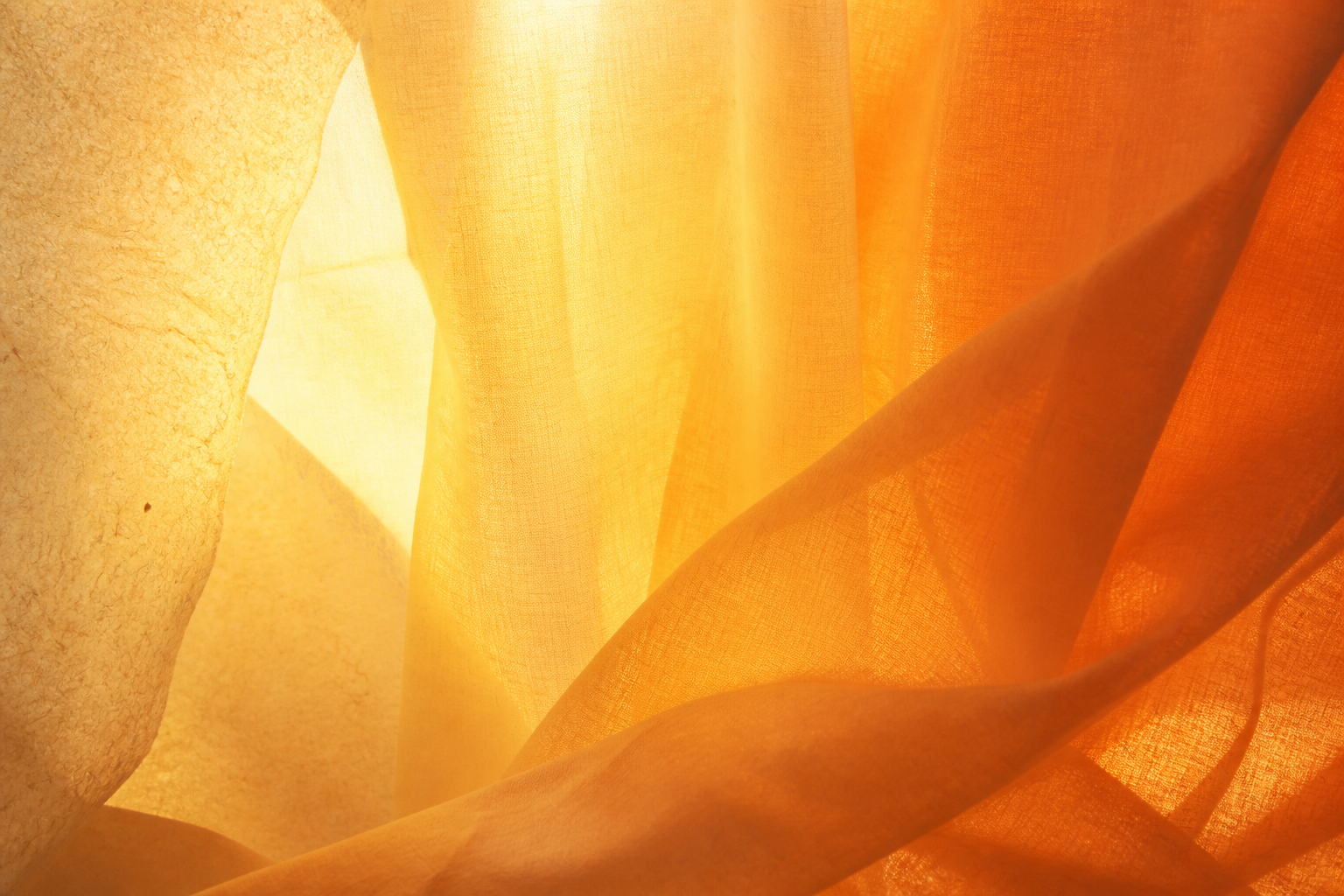Lumière progressive jaune et orange diffusée à travers un textile
